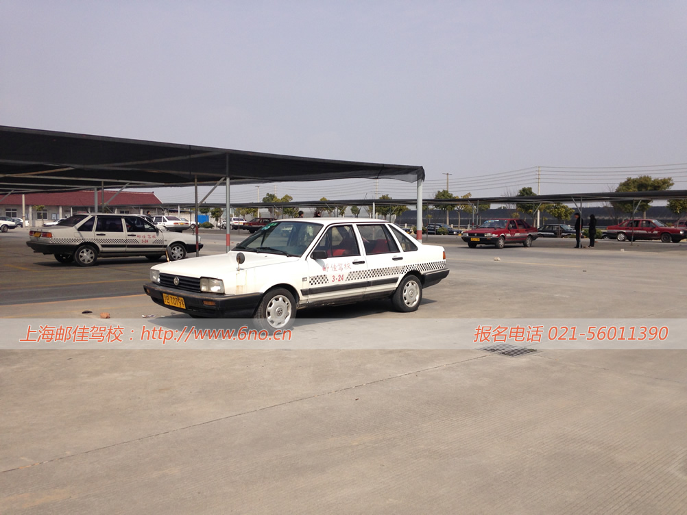 大棚外面的教练车